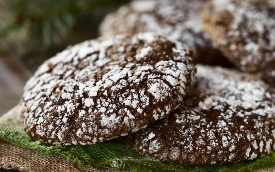 Chocolate crinkle cookies dusted with icing sugar