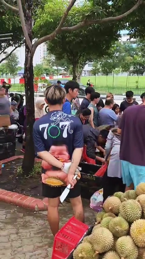 The crowd and durian pile at the Durian Ninja stall at Block 827 Tampines Street 81