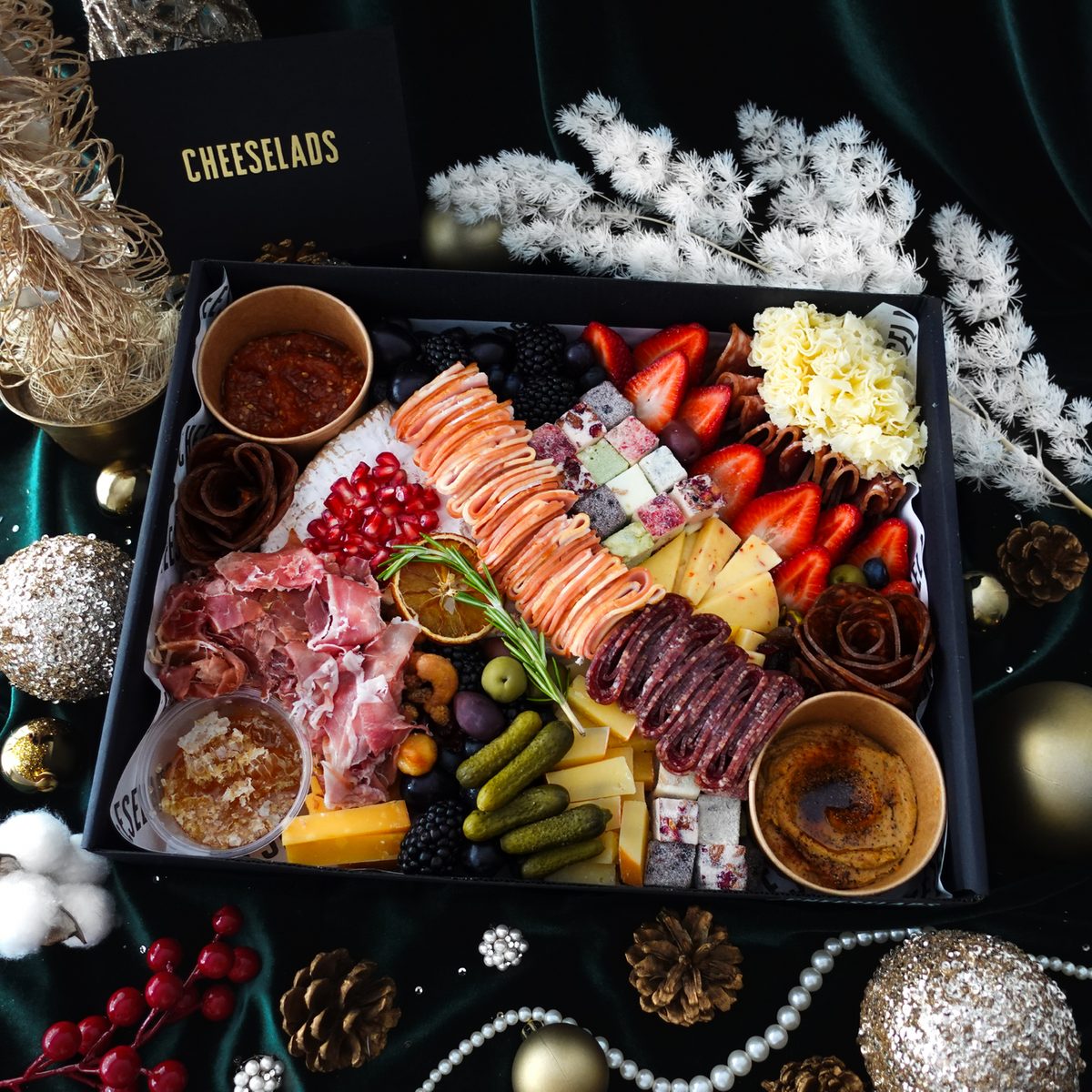 Cheeselads Jolly Platter with cheeses, cold cuts and fruit in a black box