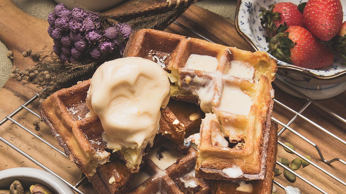Tom's Palette gelato scoop on a waffle
