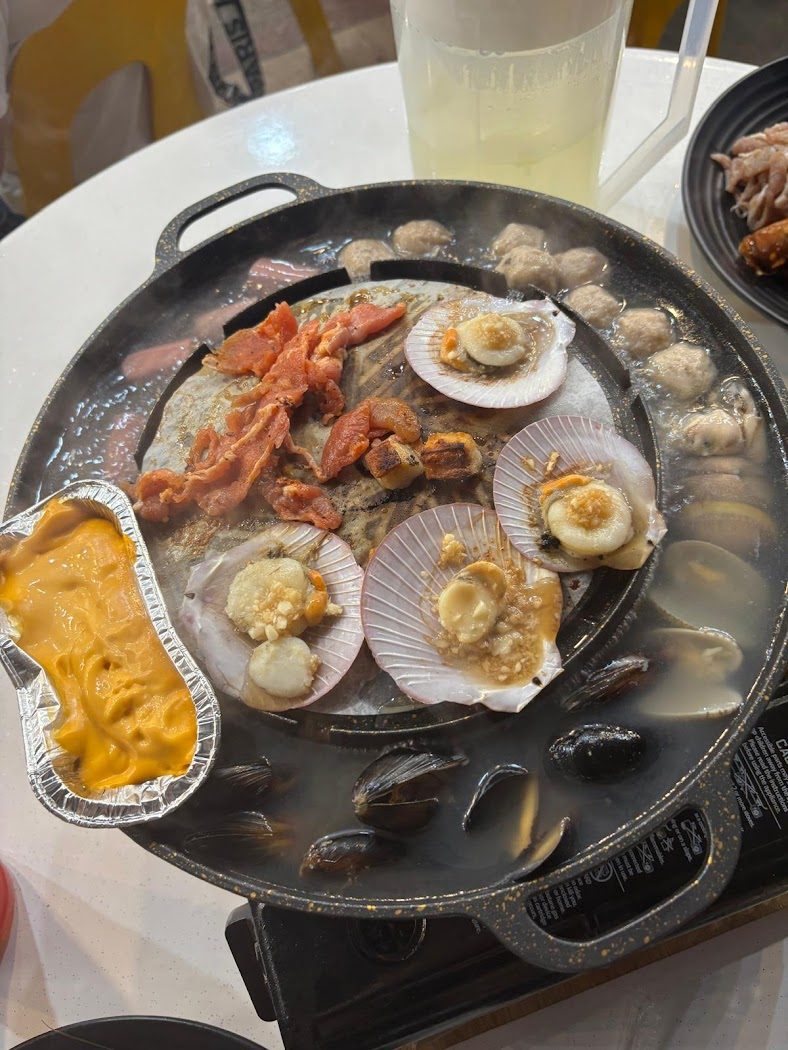 Scallops and prawns on the mookata pan