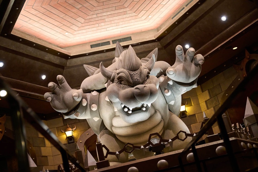 The giant Bowser statue looming over the queue of Mario Kart: Bowser's Challenge