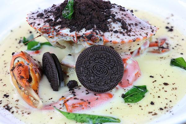 Uncle Leong Signatures Oreo Butter Crab topped with crushed Oreo and whole biscuits in a creamy butter sauce