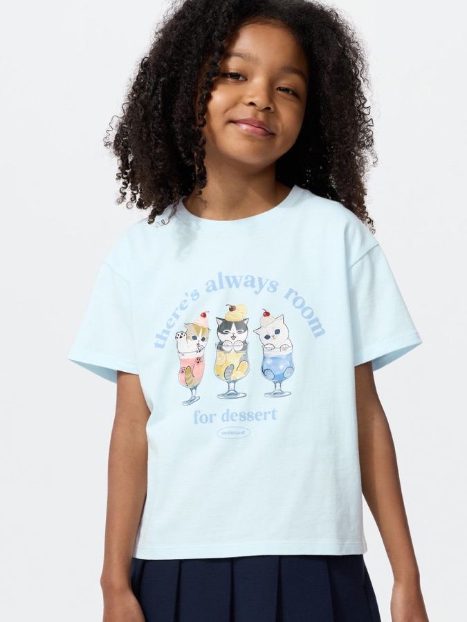 Girl wearing the light blue mofusand Sweets Meow UT tee with three cats in cream soda glasses