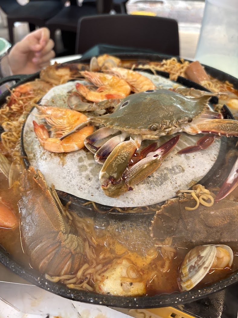 Crab and prawns on a Family Hakata mookata pan